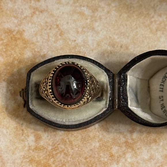 Vintage 9K Gold Garnet Cabochon Ring In Floral Setting Size 6.75 - Picture 11 of 16